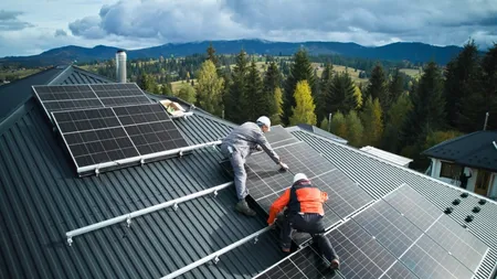 Este sau nu legal să iei energie electrică de la vecinul cu panouri fotovoltaice. Ce arată legea