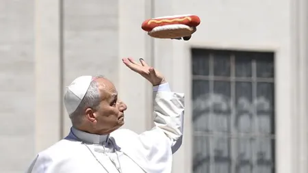 Papa Leon a fost „atacat” cu un hot dog după ce a recunoscut că îi place să mănânce preparatul cu muștar și ketchup