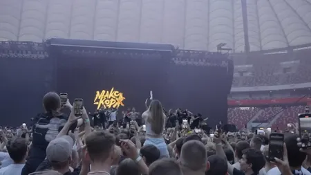 Alertă de fake news cu privire la concertul lui Max Korzh. Imagini de la un meci din Franța, prezentate ca fiind din București. Concertul, securizat cu drone, cai, câini şi elicoptere