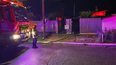 Incendiu devastator în Brăila. O casă a ars, un bărbat a murit și două femei au ajuns la spital