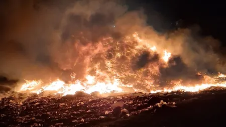 Incendiu violent la o groapă de gunoi din municipiul Oradea: 20 de pompieri au intervenit