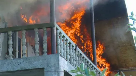 Tragedie în Buzău: O bătrână a fost găsită carbonizată în propria casă în urma unei explozii urmate de incendiu. Pompierii s-au chinuit trei ore să stingă focul