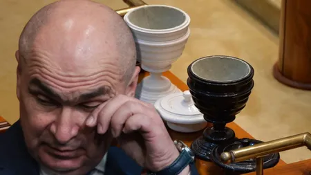 Guvernul Bolojan a picat. Moţiunea de cenzură a trecut cu majoritate covârşitoare de voturi, 281 de voturi