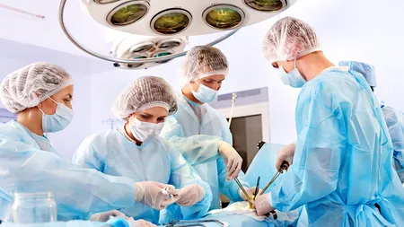 Salarii mai mari pentru medici și asistenți din 2027: Legea salarizării unitare păstrează sporurile și gărzile