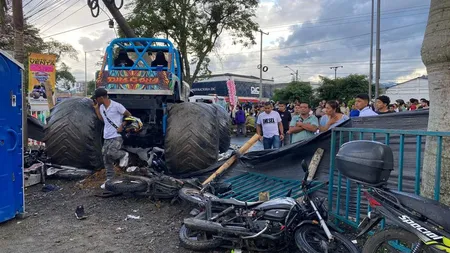 VIDEO Un monster truck a intrat în mulţimea de spectatori la un eveniment auto. Au murit trei persoane şi alte 38 au fost rănite