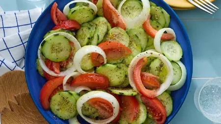 Cât costă o simplă salată de vară cu roșii și castraveți românești. Prețurile din piața Amzei, Obor sau Rahova