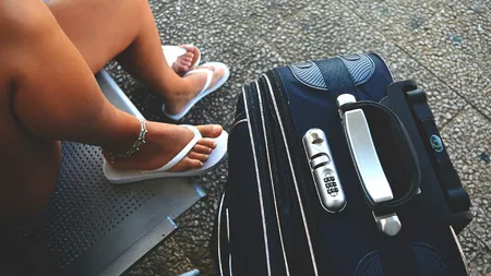 Veste proastă pentru românii care merg în vacanță în aceste țări. Amenzi de până la 2.500 de euro pentru turiștii care poartă șlapi în afara plajelor
