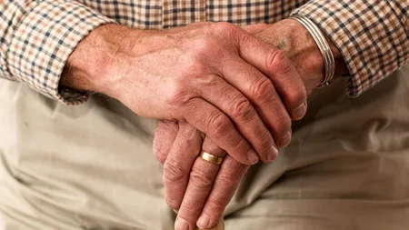 Înșelătoria care îi lasă fără bani pe pensionari. Avertismentul făcut de Casa de Pensii