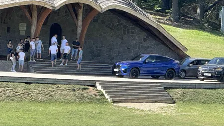 Trei persoane sunt cercetate de polițiști după ce și-au parcat mașinile pe altarul de la Șumuleu-Ciuc