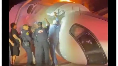 Un avion s-a prăbușit pe o autostradă din Texas. Şoferii au coborât din maşini și au încercat să salveze pasagerii din flăcări