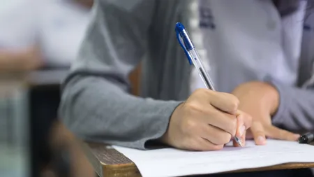 Cu ce se scrie la Bacalaureat și Evaluarea Națională în 2026. Ce riști dacă folosești altă culoare sau pastă corectoare