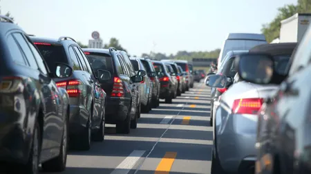 Regulă nouă de la 1 iunie 2026. Şoferii pot primi înapoi taxa de autostradă dacă rămân blocaţi în ambuteiaj