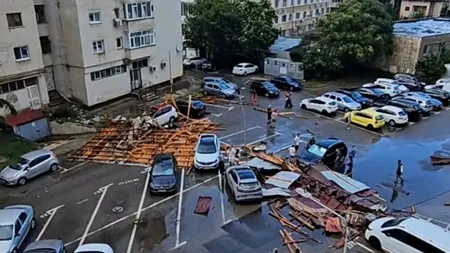 Furtuni de cod roșu în plină caniculă. Copaci doborâți, acoperișuri smulse și bulevarde blocate. O femeie a fost rănită VIDEO