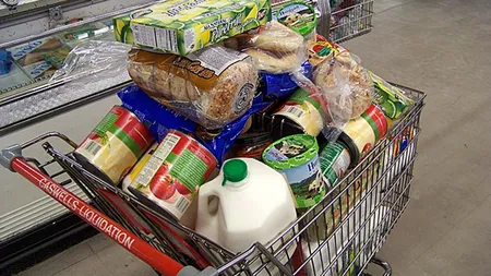 Femeie prinsă la furat, în supermarket. A încercat să plece acasă cu produse în valoare de 3.000 de lei