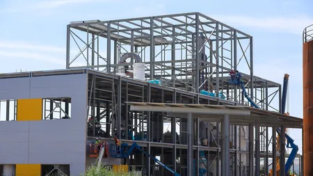 Orașul din România unde se construiește o fabrică de 36 de milioane de euro. Angajările vor curge pe bandă rulantă
