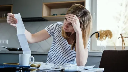 STUDIU: 8 din 10 români se așteaptă la noi scumpiri. Cheltuielile neesențiale, tăiate de pe listă