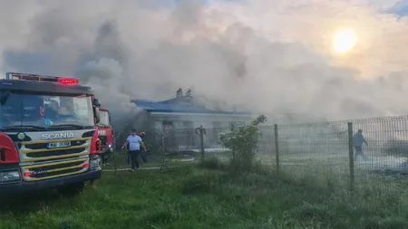 Incendiu la o fermă din Suceava. Au intervenit 11 autospeciale de pompieri pentru stingerea flăcărilor