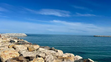 O bacterie periculoasă se înmulțește rapid în Marea Neagră. Avertisment pentru turiști înainte de concedii