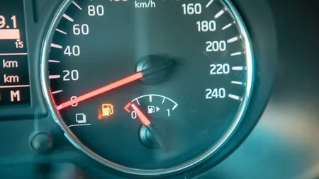 Ce înseamnă săgeata de lângă indicatorul de combustibil din bord. Detaliul pe care mulți șoferi îl observă prea târziu