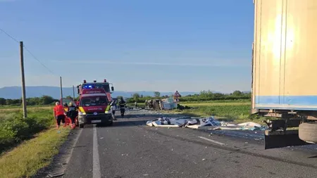 Accidente grave pe DN6. Două TIR-uri s-au ciocnit frontal. Un bărbat de 39 de ani a murit şi două persoane au fost rănite