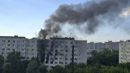 VIDEO Incendiu în Sectorul 2 al Capitalei! Un bloc a fost evacuat de urgență, după ce imobilul a fost înghițit de fum. Trei persoane au fost transportate de urgență la spital, în timp ce pompierii caută contra cronometru oameni blocați în clădire