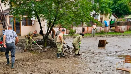 Zeci de militari intervin la Bușteni după viitura care a ”măturat” Valea Prahovei