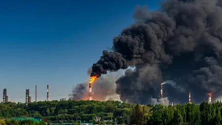VIDEO Ucraina continuă atacurile cu drone în Rusia, incendiu la o mare rafinărie de petrol