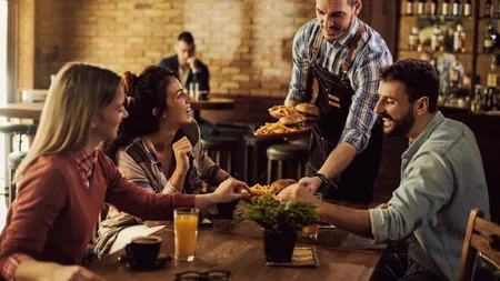 Dezastrul din HoReCa, explicat de afacerişti. Dan Dinu: „Pentru prima dată în 25 de ani am dat oameni afară / Paul Iftode: 