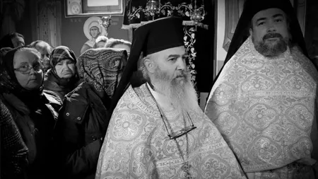Părintele Serafim Mihali, stareţ al Mănăstirii Bisericani, a murit în urma unui infarct. A fost torturat în 2013 pentru banii clopotniței