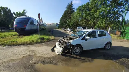 O mașină condusă de o femeie în vârstă de 50 de ani a fost lovită de tren în Sibiu