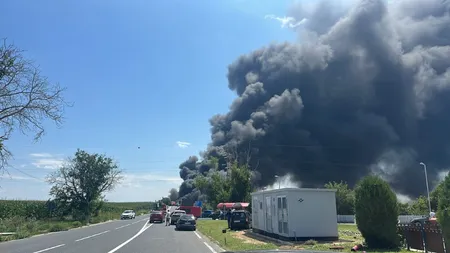 Accident rutier urmat de incendiu în județul Constanța. O cisternă încărcată cu benzină a luat foc după ce s-a izbit de un utilaj agricol