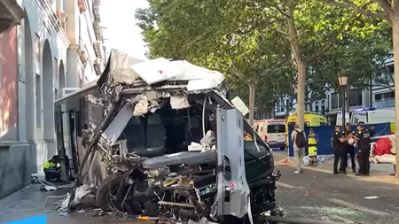 Accident grav, autocar plin cu pasageri s-a lovit puternic de fațada unei clădiri. Peste 45 de răniți VIDEO