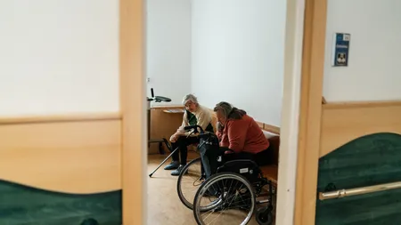Cazul azilelor ilegale din Bihor. Furnizorii privați de servicii sociale cer consultări ”pentru a preveni un dezastru social și medical”. ”Statul plătește astăzi 8.000–9.000 lei pentru un loc pe care piața privată îl oferă la 5.000–6.500 lei”