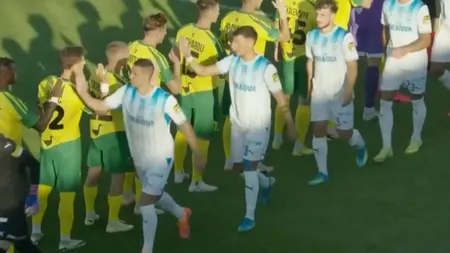 Gest în premieră pentru România: Trei fotbalişti de la Universitatea Craiova au refuzat să salute adversarii din Rusia şi Belarus înaintea meciului cu Vitebsk