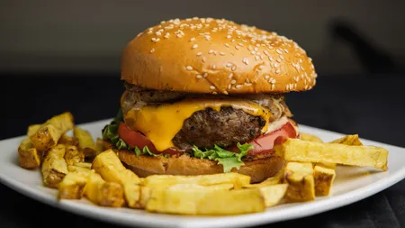 Uită de fast-food! Cum prepari cei mai suculenți burgeri de casă în doar 20 de minute