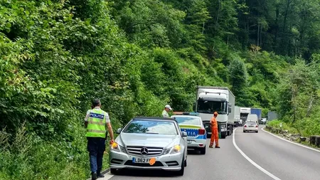 Haos pe DN 7 din cauza unui „englez” din Vâlcea: Și-a abandonat mașina direct pe carosabil și a plecat la plimbare. Cu cât a fost amendat