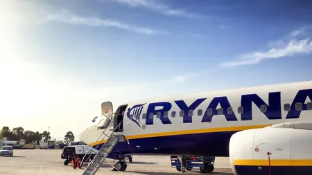 Momente de panică la bordul unui avion. Un geam s-a spart iar un pasager a fost tras de curent în afara aeronavei