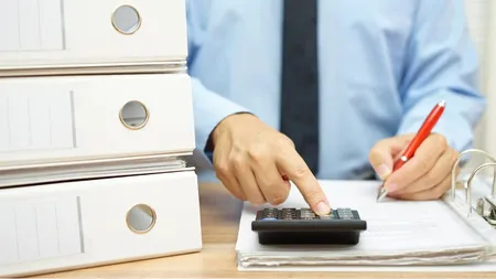 Noua Lege a salarizării schimbă regulile. Peste 400.000 de bugetari riscă să rămână cu salariile înghețate