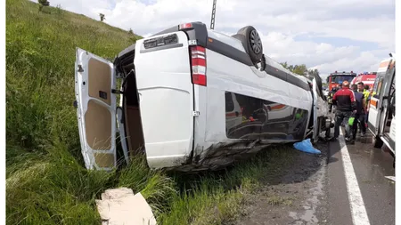 Accident grav în Vrancea. Un microbuz plin cu pasageri s-a răsturnat, a fost activat Planul Roșu de Intervenție