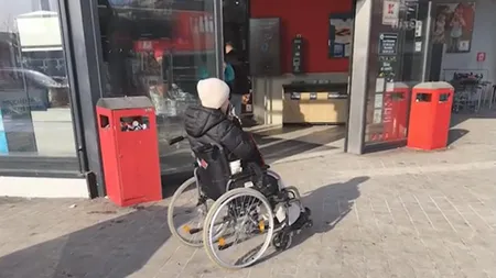 O cerșetoare în scaun cu rotile a atras mila șoferilor la semafor, însă verificările polițiștilor au scos la iveală un detaliu neașteptat