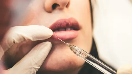 O femeie de 48 de ani din Constanța riscă să ajungă după gratii după ce a făcut operații estetice fără a fi medic