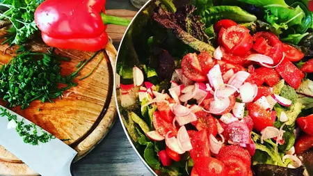 Salata de vară, rețeta care este gata în trei minute. Ingredientul care o transformă într-un preparat sățios