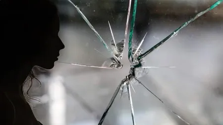 O tânără în vârstă de 26 de ani din Teleorman a fost reținută pentru distrugere. Femeia i-a spart fostului iubit geamurile locuinței și ale mașinii