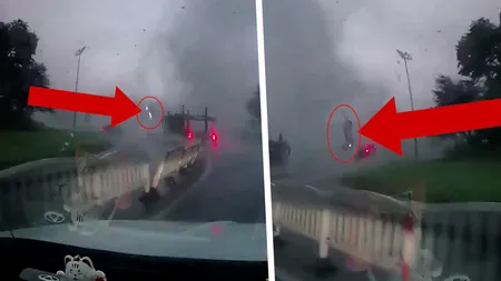 Imagini spectaculoase: o tornadă ridică o mașină în aer și o aruncă în afara șoselei. Momentul a fost surprins de camerele de bord VIDEO
