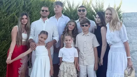 Valentina Pelinel, fotografie de familie alături de Cristi Borcea și opt dintre copiii afaceristului. 