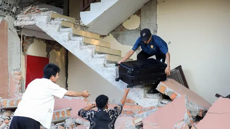 Cutremur devastator de magnitudine 7,7, urmat de aproape 1.000 de replici. Bilanţul tragediei a ajuns la peste 50 de morţi, salvatorii continuă să caute supraviețuitori sub dărâmături
