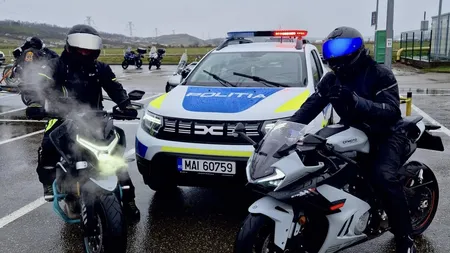 Urmărire ca-n filme în Bucureşti. Un puşti care mergea fără permis pe o motocicletă neînmatriculată, prins după ce a lovit o maşină de poliţie