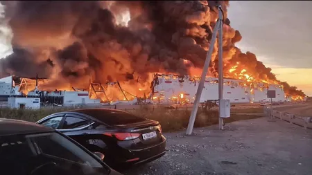 VIDEO Încă un mare depozit Wildberries din Rusia arde violent. Ucraina a lovit 20 de depozite 
