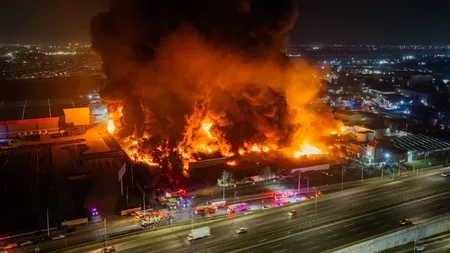 Incendiu masiv lângă capitală, coloană imensă de fum toxic. Alertă maximă după ce flăcările au cuprins o uzină chimică VIDEO