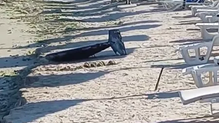 O nouă alertă la malul Mării Negre. Un fragment de dronă a fost adus de valuri la ţărm în Olimp
